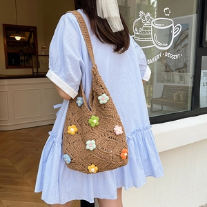 Sac fourre-tout tissé marron avec fleurs au crochet colorées et motif tricoté