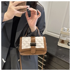 Détail d'un sac bandoulière en patchwork matelassé avec fermoir rotatif et cuir marron