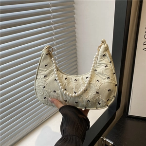 Sac hobo beige à imprimés nœuds noirs, texture plissée 3D et poignée en perles