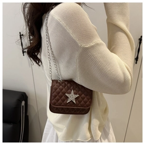 Dettaglio borsa trapuntata marrone con grande stella di strass e catena argentata