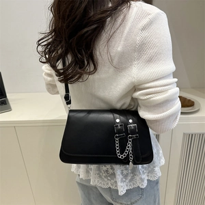 Petit sac à bandoulière noir minimaliste avec chaîne en argent et boucle en métal