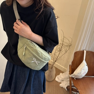 Borsa a tracolla minimalista in nylon con ricamo a fiocco e tracolla regolabile in oliva