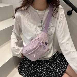 Borsa a tracolla viola pastello con ricamo a fiocco e cinturino regolabile da donna