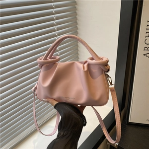 Sac nuage froncé rose chic pour femme avec poignée ronde et bandoulière amovible