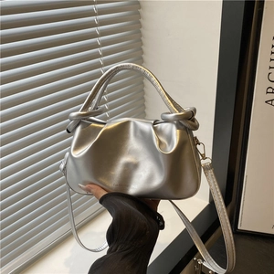 Sac nuage argenté plissé élégant avec poignée et fine bandoulière amovible