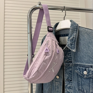 Détail du sac bandoulière en nylon lavande avec broderie et fermeture éclair double