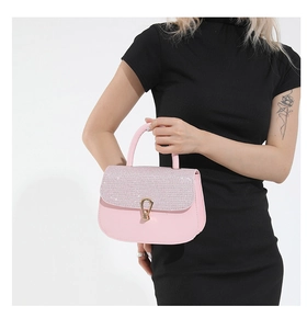 Vue détaillée du sac à main rose avec rabat à paillettes et fermoir rotatif doré chic