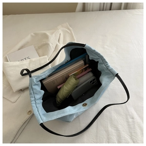 Vue détaillée de l'intérieur d'un sac en jean montrant sa grande capacité