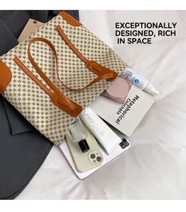 Détail de l'intérieur d'un grand cabas montrant l'espace pour les objets quotidiens