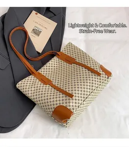 Détail d'un cabas vintage à imprimé géométrique avec bordures en cuir marron