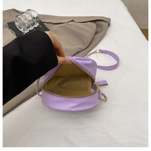 Detail der runden lila PU-Leder Umhängetasche mit Kettenriemen und Stofffutter