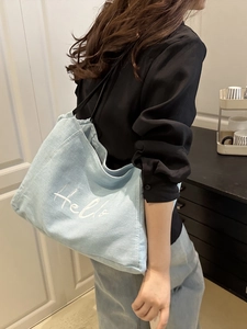 Sac fourre-tout en velours bleu avec broderie Hello et anses noires pour l'épaule