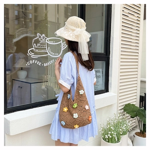 Détail d'un sac bandoulière au crochet fait main avec des motifs floraux colorés