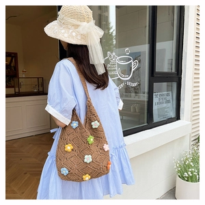 Détail du sac cabas en crochet fait main avec fleurs 3D colorées et texture tissée