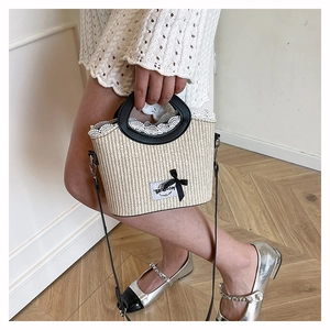 Détail du sac en paille rétro avec doublure en dentelle et nœud décoratif noir élégant