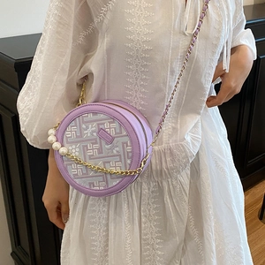 Elegante lila runde Umhängetasche mit Blumenstickerei und dekorativer Perlenkette