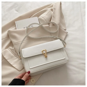 Détail du sac bandoulière blanc en cuir grainé avec fermoir en métal doré élégant