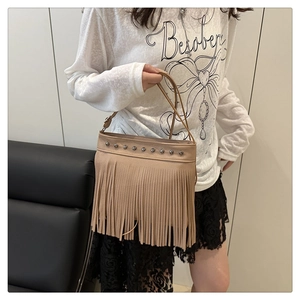 Détail du sac bandoulière kaki avec clous métalliques et franges style bohème