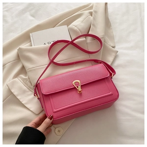 Détail du sac à main en cuir fuchsia avec fermoir géométrique doré irrégulier