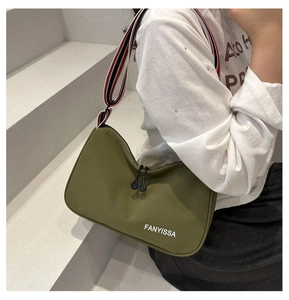 Sac à bandoulière vert olive avec sangle rayée rouge et noire et logo imprimé