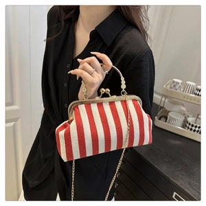 Détail du sac à rayures rouges et blanches avec chaîne dorée et fermoir vintage chic