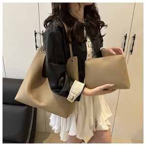 Détail de l'ensemble cabas en cuir grainé kaki avec pochette et œillets argentés