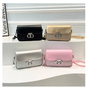 Détail de sacs à rabat chics en noir, doré, argenté et rose avec boucle métallique de luxe