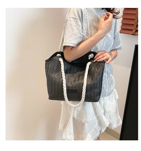 Détail du sac cabas tissé noir avec anses en corde blanche et patch en cuir Fashion