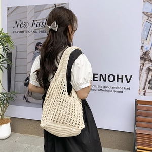 Sac bandoulière chic 2025 en maille ajourée crème avec nœud gris pour un style d'été