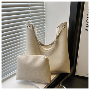 Détail du grand sac cabas blanc cassé en cuir grainé avec sa pochette zippée assortie