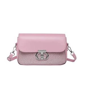 Petit sac à bandoulière rose avec paillettes et fermoir rotatif en métal argenté