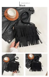 Détail du sac bohème à franges avec texture en daim et boucle dorée