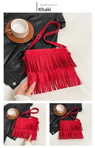 Gros plan détaillé d'un sac bandoulière rouge bohème avec deux couches de franges en daim