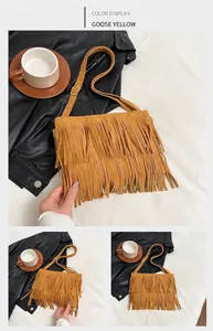 Détail du sac bandoulière en daim jaune oie avec de longues franges et une sangle réglable