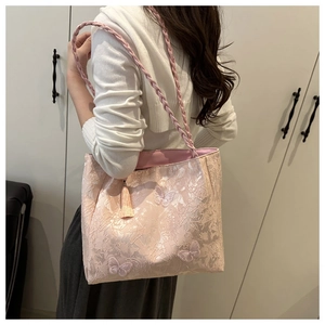 Détail du cabas rose avec appliques papillons 3D et bandoulières en corde tissée