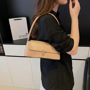 Sac baguette chic en similicuir beige avec fermoir métallique rectangulaire pour femmes