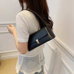 Sac sous le bras rectangulaire noir avec fermoir métallique argenté sur modèle