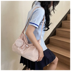 Rosa Tragetasche aus Nylon mit Plissee-Design, Logo und einer kleinen runden Münztasche