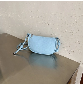 Dettaglio della pelle azzurra con trama litchi e della cerniera argentata borsa