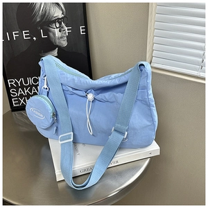 Details einer hellblauen Nylon-Einkaufstasche mit modischer Rundtasche und Riemen