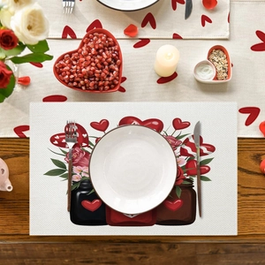 Set de table rectangulaire en lin pour la Saint-Valentin avec cœurs et fleurs sur bois
