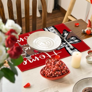 Set de table en lin avec cœurs rouges et texte Home pour déco de la Saint-Valentin