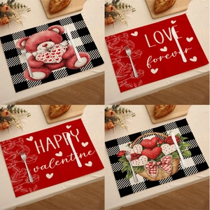 Détail de quatre sets de table en lin de la Saint-Valentin avec motifs de cœurs