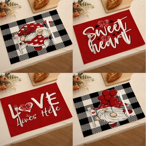 Vues détaillées de quatre sets de table en lin Saint-Valentin avec gnomes et cœurs