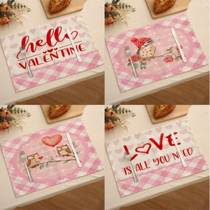 Détail de sets de table en lin pour la Saint-Valentin avec motifs de cœurs et vœux