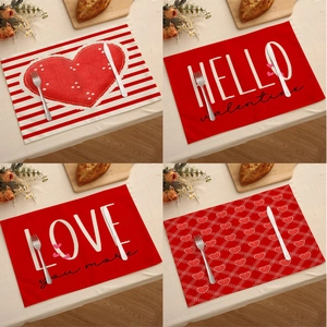 Détail de quatre sets de table en lin pour la Saint-Valentin avec motifs cœurs