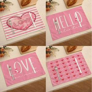 Lot de quatre sets de table en lin pour la Saint-Valentin avec motifs de cœurs