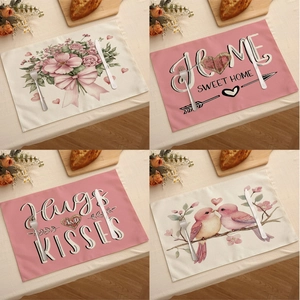 Détail de quatre sets de table en lin pour la Saint-Valentin avec motifs cœurs et mots