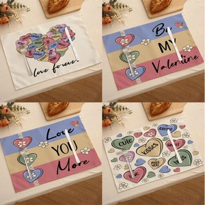 Détail de quatre sets de table en lin pour la Saint-Valentin avec motifs de cœurs