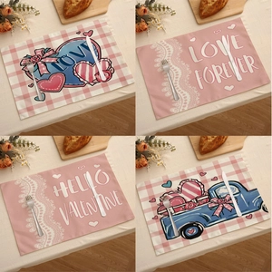 Détail de quatre sets de table en lin pour la Saint-Valentin avec motifs de cœurs